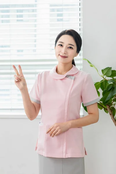 Asiatique Femme Infirmière Uniforme Avec Graphique Hôpital — Photo