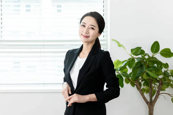 Asiatisk Kvinna Svart Kostym Smart Affärsklädsel Lämplig För Sjukhuskoordinator Rådgivarjobb — Stockfoto