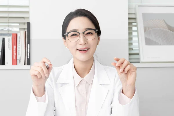 Asian Korean Female Psychiatric Doctor Clinic — Stock Photo, Image
