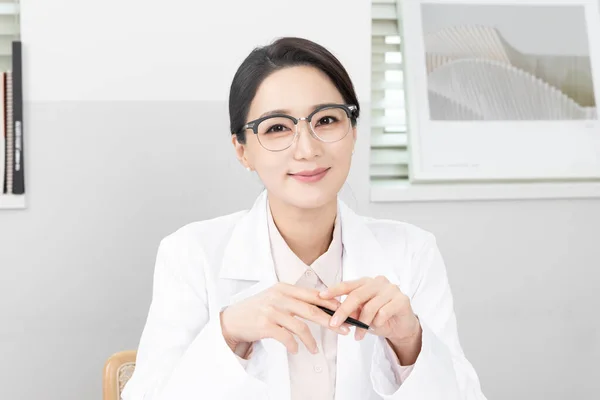 Asiatisk Koreansk Kvinnlig Psykiatrisk Läkare Kliniken — Stockfoto