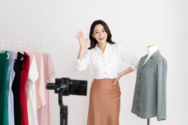 アジアの韓国人女性のショッピングホスト ライブコマース販売ショーのコンセプト — ストック写真