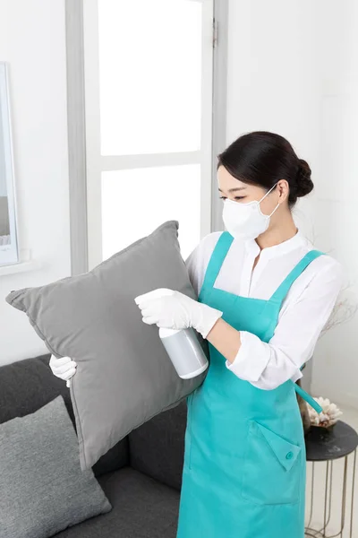 Azji Kobieta Białej Koszuli Fartuchu Profesjonalne Sprzątanie Domu Pracy — Zdjęcie stockowe