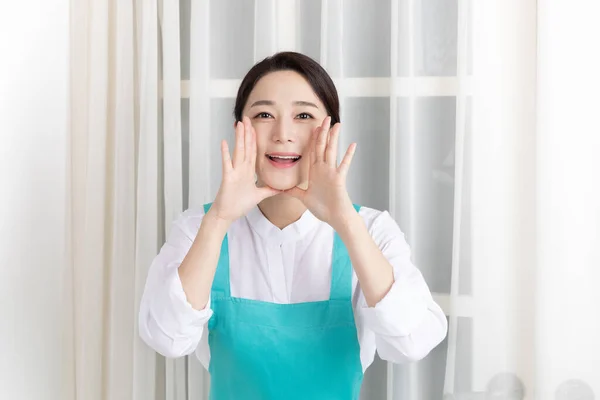 셔츠와 앞치마를 전문적 집안일을 아시아 — 스톡 사진