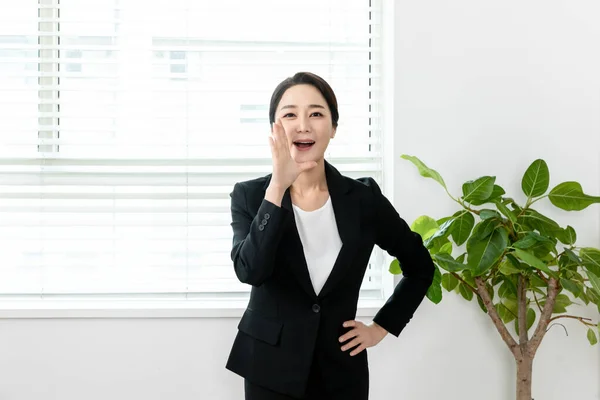 身穿黑色西服 衣着时髦 适合医院协调员 顾问工作的亚洲女性 — 图库照片