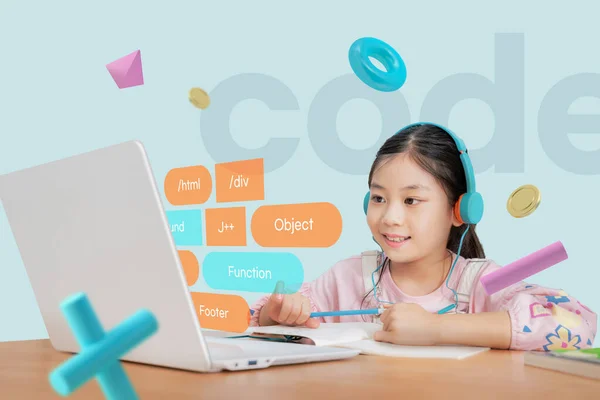 아시아인 아이들은 컴퓨터 프로그래밍을 배웁니다 — 스톡 사진