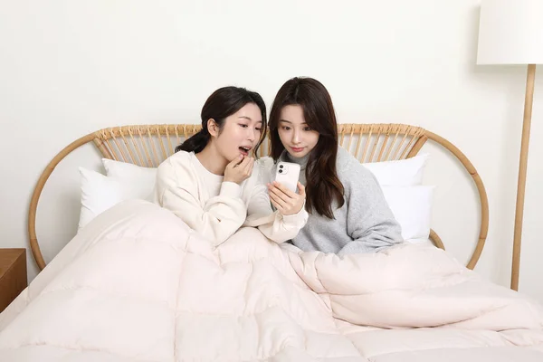 Winter Season Concept Two Beautiful Asian Korean Women Looking Smartphones — Fotografia de Stock