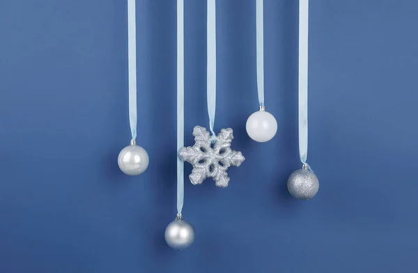 Μπλε Φόντο Χριστούγεννα Και Στολίδια Χιονιού — Φωτογραφία Αρχείου