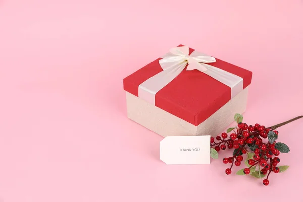 Hadiah Natal Kotak Dan Ornamen Latar Belakang Merah Muda — Stok Foto
