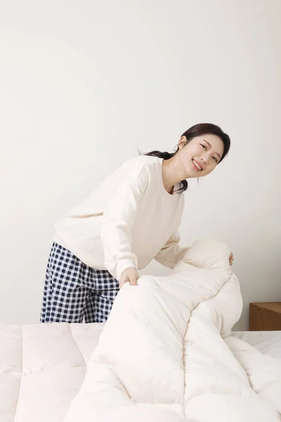 Temporada Invierno Hermosa Mujer Coreana Hacer Cama — Foto de Stock