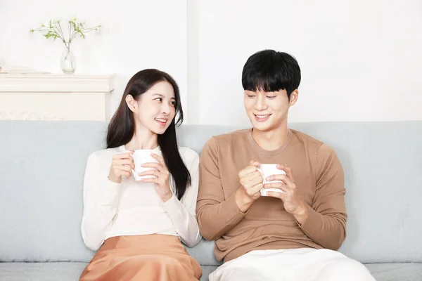 Sweet Asian Korean Couple Sofa Drinking Tea — Stockfoto