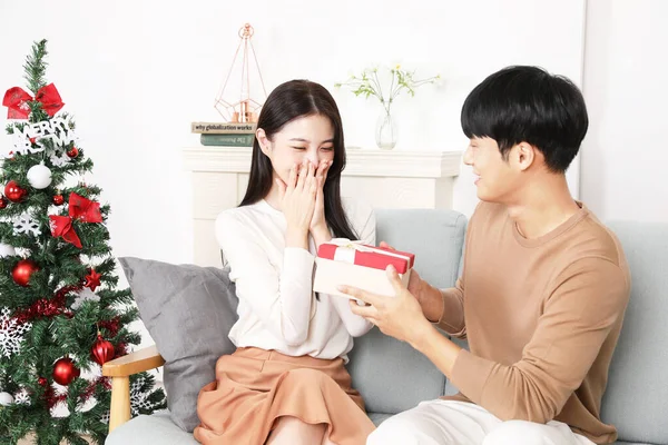 アジアのカップルのソファの贈り物 ホリデーシーズン ショッピングコンセプトを交換 — ストック写真