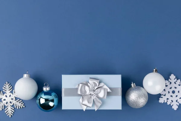 Concepto Navidad Con Caja Regalo Adorno Fondo Azul —  Fotos de Stock