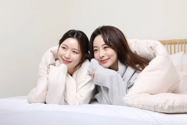 Koncepcja Sezonu Zimowego Dwie Piękne Azjatyckie Koreańskie Kobiety Oglądające Telewizję — Zdjęcie stockowe