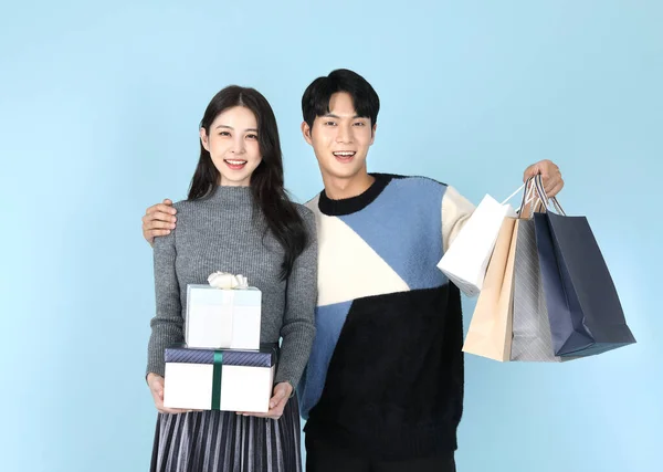 拥有购物袋和礼品盒促销和销售理念的亚裔韩国夫妇 — 图库照片