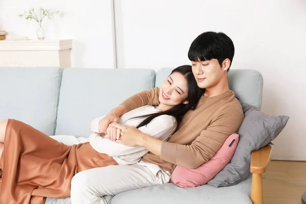 Doux Asiatique Coréen Couple Sur Canapé — Photo