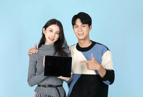 Asiático Pareja Coreana Mirando Tableta Concepto Compras —  Fotos de Stock