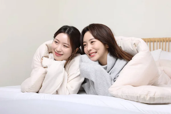 Winter Season Concept Two Beautiful Asian Korean Women Laughing While — Fotografia de Stock