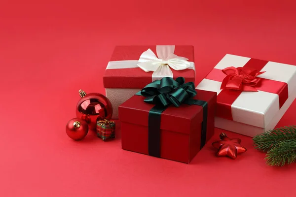 Scatola Regalo Natale Ornamenti Sfondo Rosso — Foto Stock