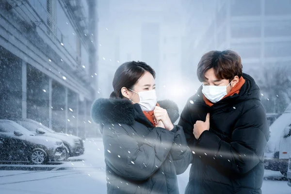 Koreli Çift Soğuk Kar Mevsiminde Dokuyor — Stok fotoğraf
