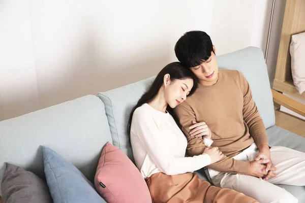 Doux Asiatique Coréen Couple Sur Canapé — Photo