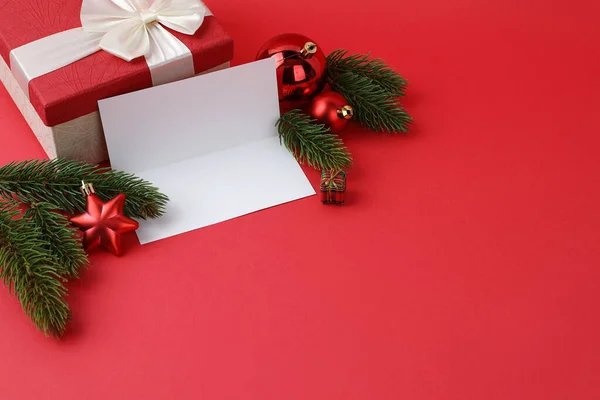 Caja Regalo Navidad Adornos Fondo Rojo —  Fotos de Stock