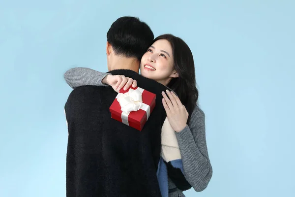 Asian Korean Couple Hugging Giving Gift Shopping Concept — Stockfoto