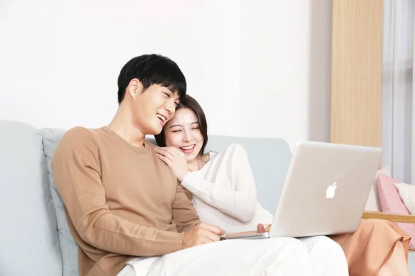 Asiatique Couple Coréen Avoir Temps Confortable Avec Ordinateur Portable Streaming — Photo