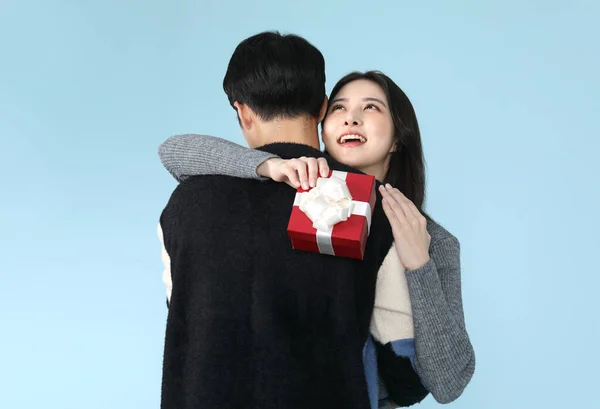 Ασιατικό Ζευγάρι Της Κορέας Αγκαλιάζει Μετά Δίνοντας Δώρο Έννοια Ψώνια — Φωτογραφία Αρχείου