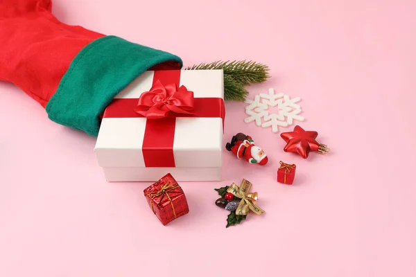 Caja Regalo Navidad Adornos Fondo Rosa —  Fotos de Stock