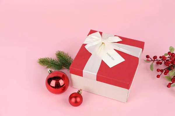 Caja Regalo Navidad Adornos Fondo Rosa — Foto de Stock