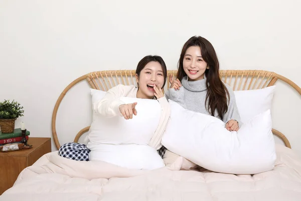 Koncepcja Sezonu Zimowego Dwie Piękne Azjatyckie Koreańskie Kobiety Które Zakładają — Zdjęcie stockowe