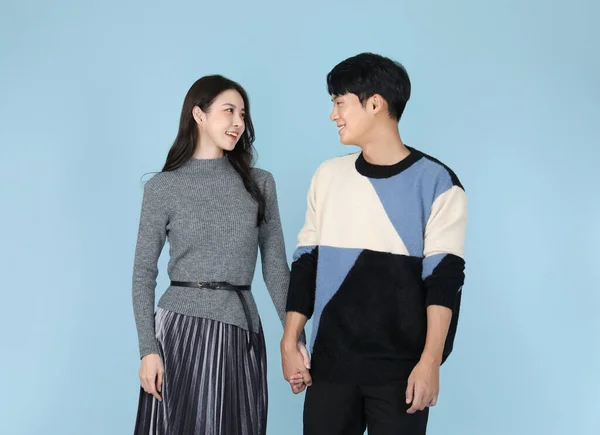 Asiático Coreano Pareja Moda Estudio Fondo Mirando Uno Otro — Foto de Stock
