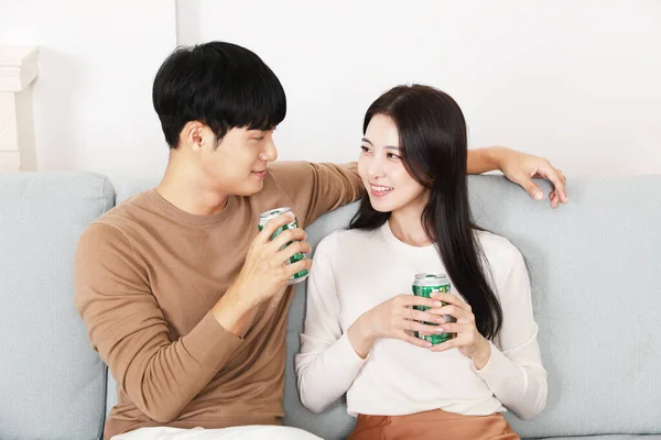 Asiatique Couple Coréen Boire Ours Sur Canapé Hiver Confortable Maison — Photo