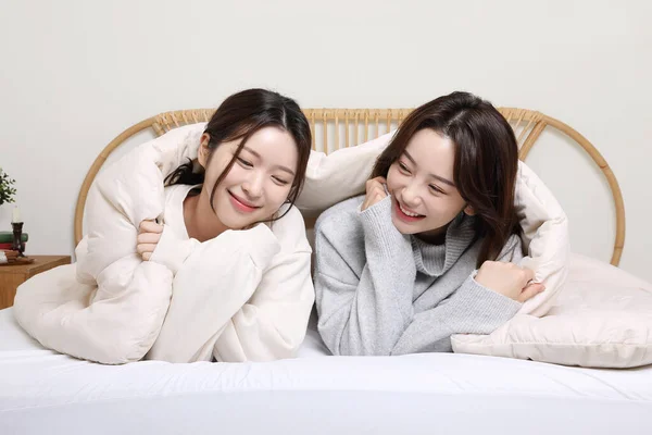 Koncepcja Sezonu Zimowego Dwie Piękne Azjatyckie Koreańskie Kobiety Rozmawiające Łóżku — Zdjęcie stockowe