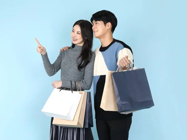 拥有购物袋 促销和销售理念的亚裔韩裔夫妇 — 图库照片