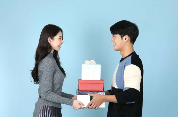 带礼品盒的亚裔韩国夫妇 促销和销售概念 — 图库照片