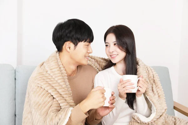 Doux Asiatique Coréen Couple Sur Canapé Avec Couverture Boire Thé — Photo