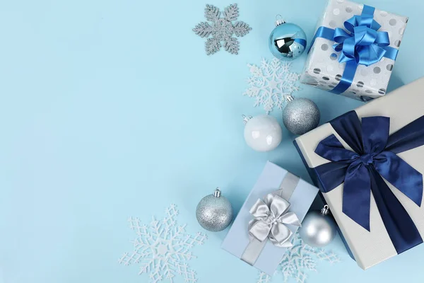 Modré Pozadí Dárkovou Krabicí Vánoční Sněhové Ozdoby — Stock fotografie