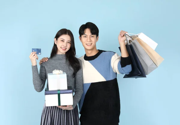 携带购物袋 礼品盒和信用卡的亚裔韩国夫妇 — 图库照片