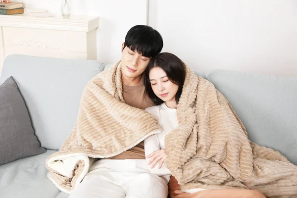 Asiatique Couple Coréen Sur Canapé Reposant Sous Une Couverture — Photo