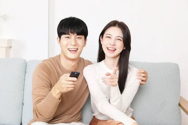 Asiatique Couple Coréen Sur Canapé Regarder Télévision Tenant Télécommande — Photo