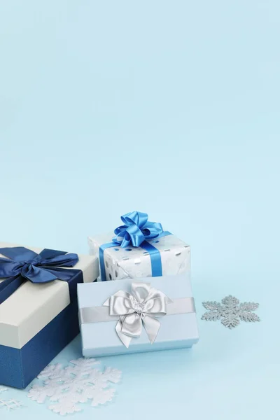 Blauer Hintergrund Mit Geschenkbox Und Schnee Ornamenten — Stockfoto