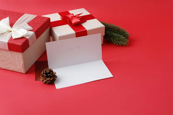 Caja Regalo Navidad Adornos Fondo Rojo — Foto de Stock