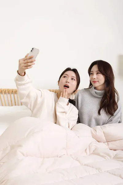 Vintersäsongskoncept Två Vackra Asiatiska Koreanska Kvinnor Tar Selfies Sängen — Stockfoto