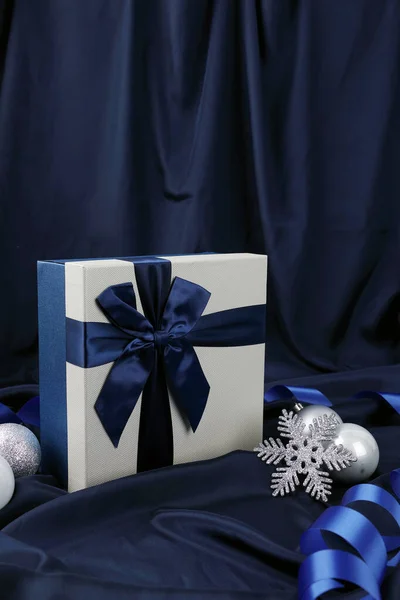 Modré Pozadí Vánoční Ozdoby Stuhou Dárkové Krabice — Stock fotografie