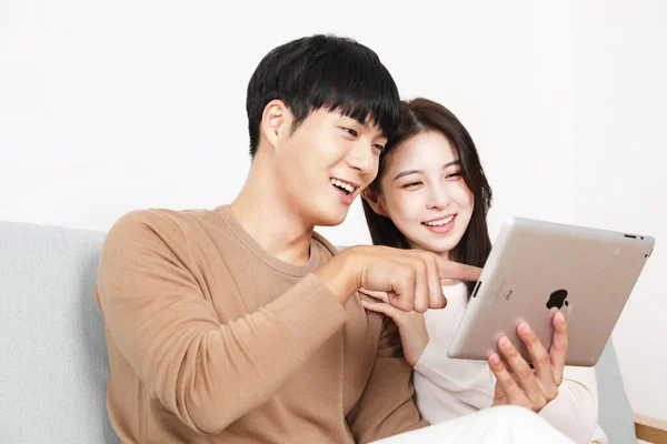 Asiatique Couple Coréen Avoir Temps Confortable Avec Tablette Streaming Vidéo — Photo