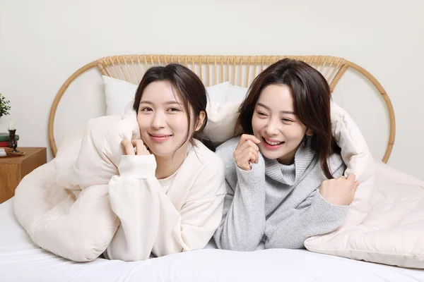 Conceito Temporada Inverno Duas Belas Mulheres Asiáticas Coreanas Cama Com — Fotografia de Stock