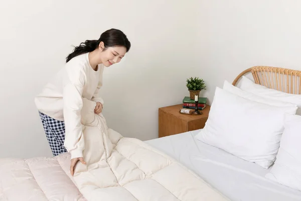 Temporada Invierno Hermosa Mujer Coreana Hacer Cama — Foto de Stock