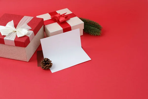 Vánoční Dárkové Krabice Ozdoby Červeném Pozadí — Stock fotografie