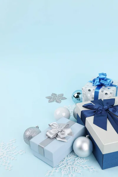 Modré Pozadí Dárkovou Krabicí Vánoční Sněhové Ozdoby — Stock fotografie